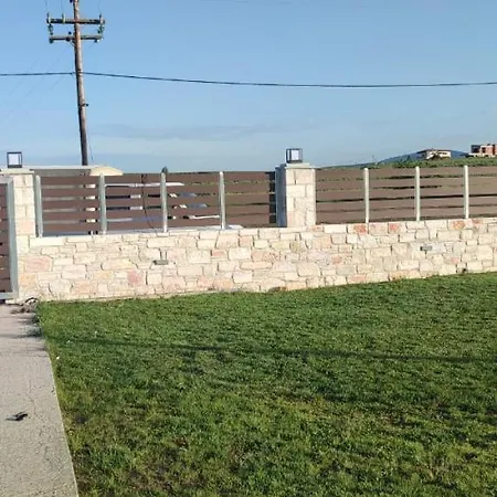 Mik & Lena Paralia Dionisiou